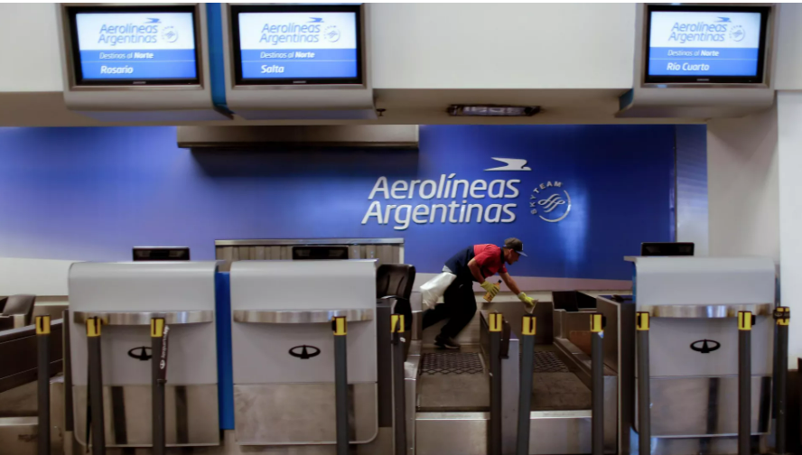 Aerolínea estatal argentina hace recortes de cara a amenazas de una "venta de golpe" o cierre total