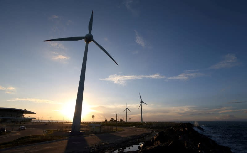 Una turbina eólica utilizada para generar electricidad se ve en la costa de la ciudad de Fortaleza · Reuters