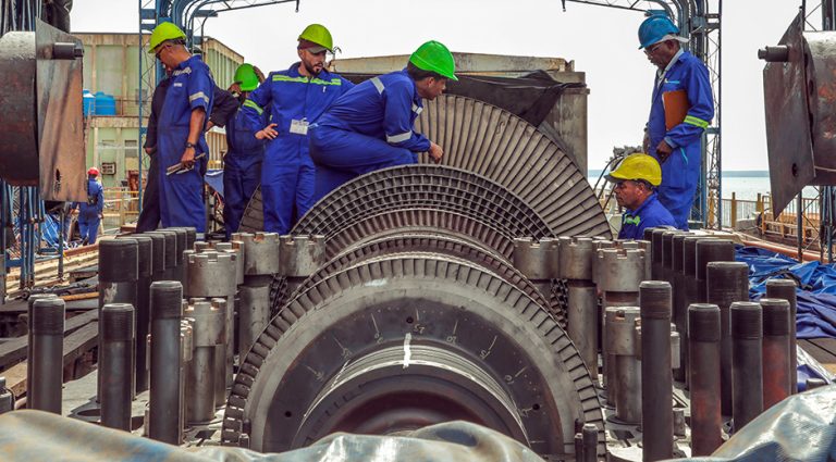 Trabajadores de la Central Termoeléctrica de Cienfuegos Carlos Manuel de Céspedes, durante los trabajos de mantenimiento a las unidades 3 y 4. Foto: Abel Padrón Padilla/ Cubadebate.