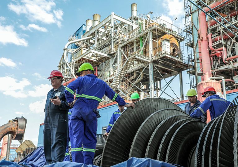 Trabajadores de la Central Termoeléctrica de Cienfuegos Carlos Manuel de Céspedes, durante los trabajos de mantenimiento a las unidades 3 y 4. Foto: Abel Padrón Padilla/ Cubadebate.