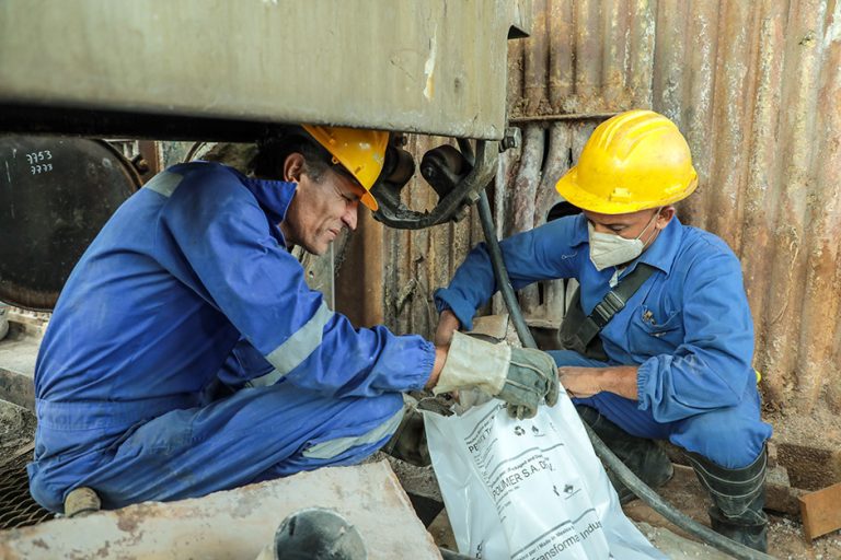 Trabajadores de la Central Termoeléctrica de Cienfuegos Carlos Manuel de Céspedes, durante los trabajos de mantenimiento a las unidades 3 y 4. Foto: Abel Padrón Padilla/ Cubadebate.