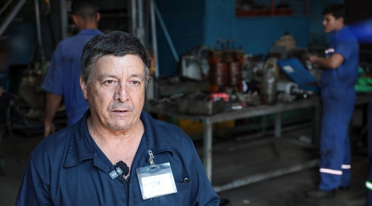 Ingeniero Juan Carlos González, jefe de la brigada 1 de motores de la UEB de mantenimiento eléctrico de la CTE Carlos Manuel de Céspedes. Foto: Abel Padrón Padilla/ Cubadebate.
