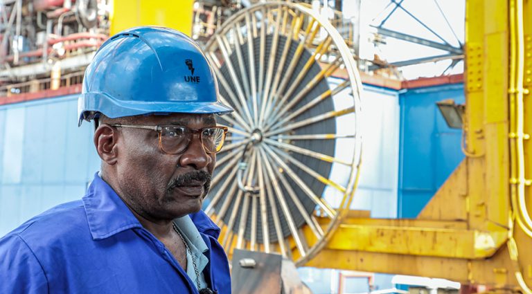 Luis Manuel González Vega, especialista en turbina de la EMCE Foto: Abel Padrón Padilla/ Cubadebate.