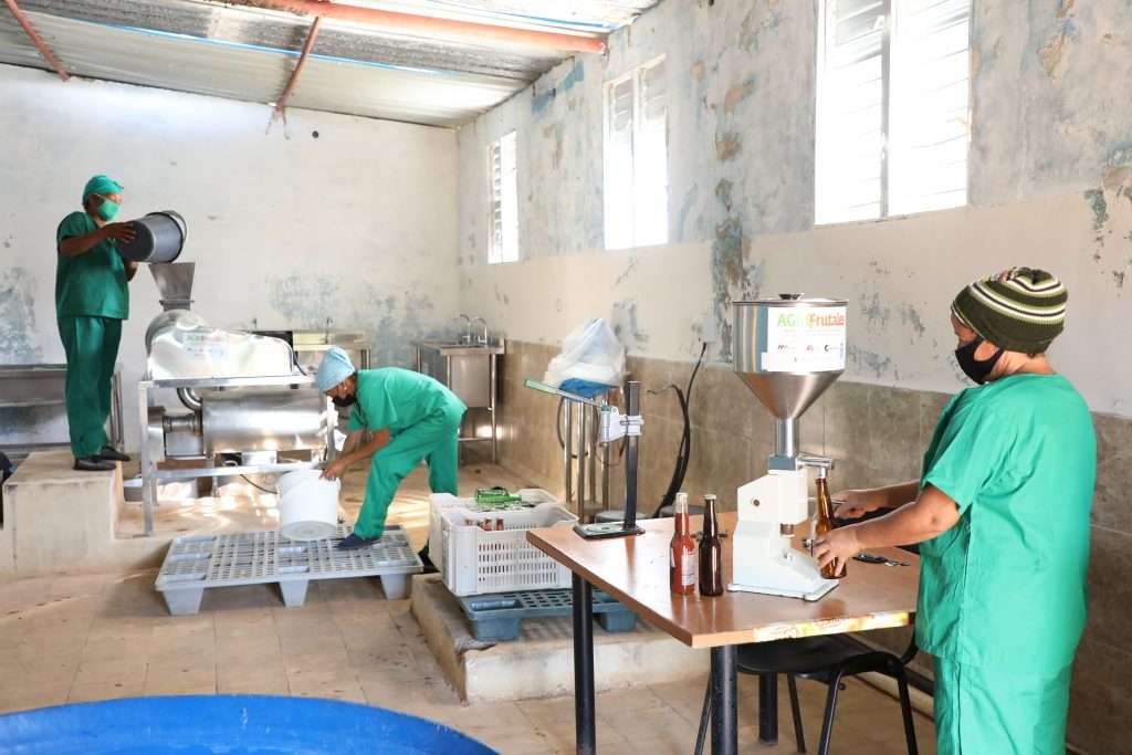 El moderno equipamiento eleva la cantidad y calidad de sus productos. Foto: Otoniel Márquez.