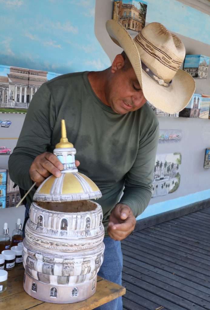 Muchísimos colores, olores y sabores distinguen a la miel, como demuestra Alexander Quesada. Foto: Otoniel Márquez Beltrán.