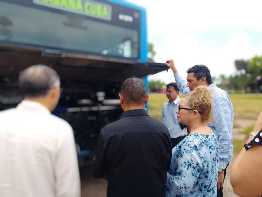 Verifican autoridades avance de reparación de 100 ómnibus para La Habana con apoyo de China